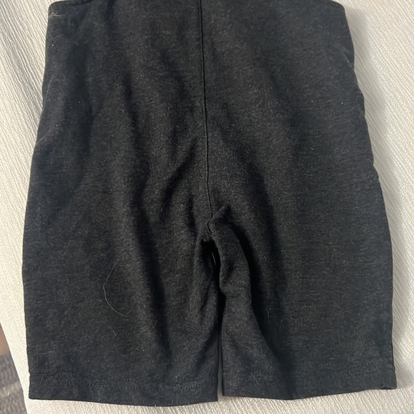 4/$15 Tigger short overalls 24m - Picture 4 of 4